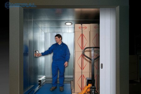 Montacargas acompañados